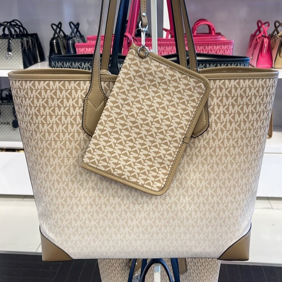 Michael Kors Eva Large Ombré Signature Logo Shoulder Tote Bag
Husk
NWT - Picture 6 of 16